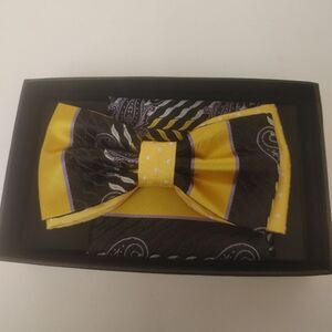 ROBERT LEWIS MEN'S BOWTIE AND POCKET SQUARE SET.